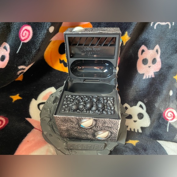 (OFFICIAL) Jujutsu Kaisen x Casetify Prison Realm Airpod Collectible Case - Picture 3 of 7